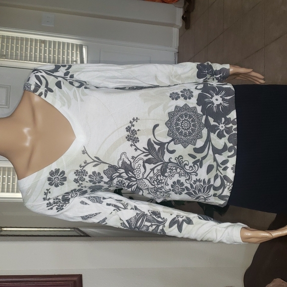 Cultureplug m abstract floral lightweight vneck sweater - Picture 1 of 8